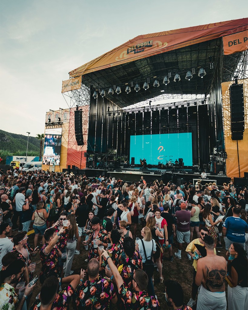 Del Poble Fest — público con abanicos corporativos