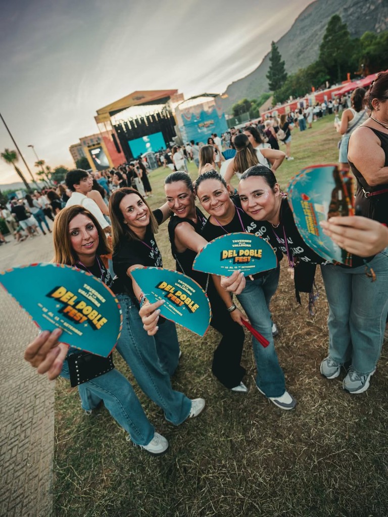 Del Poble Fest — vasos reutilizables con la marca en el público