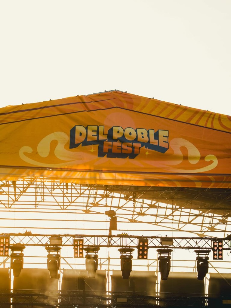 Del Poble Fest — escenario al atardecer