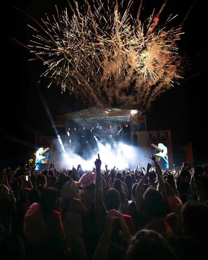 Del Poble Fest — escenario nocturno con pirotecnia