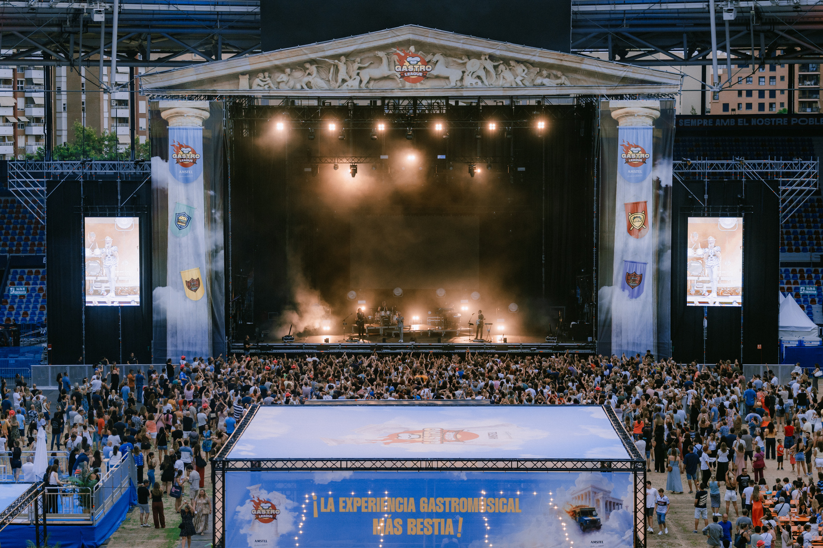 Gastro League — concierto con público en el estadio