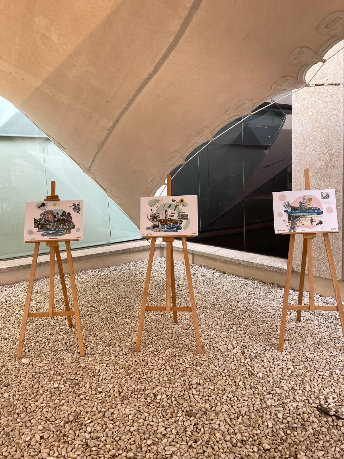 L’imperfect, evento en la Fundación Miró — tres obras alineadas bajo el toldo