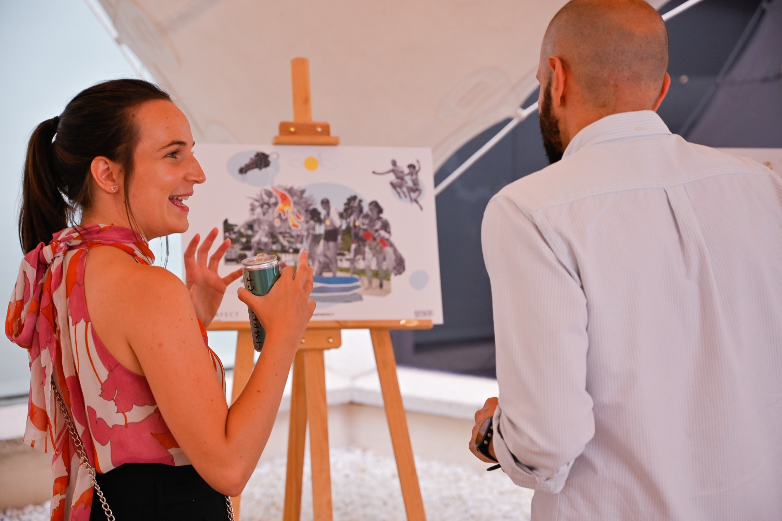 L’imperfect, evento en la Fundación Miró — asistentes junto a collage en caballete